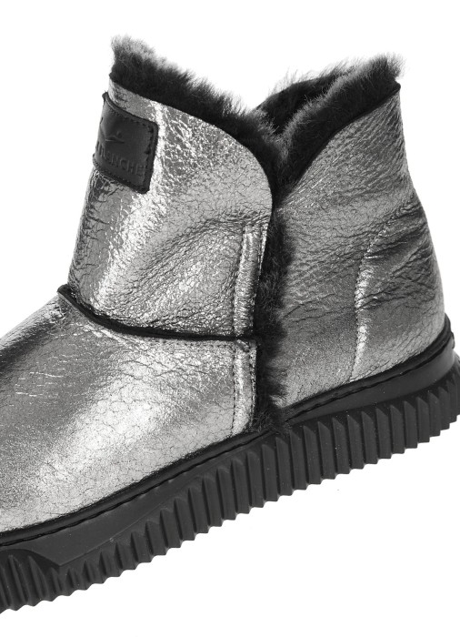 Товар серебряного цвета с внутренней стороны