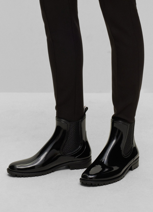 Товар черного цвета с внутренней стороны