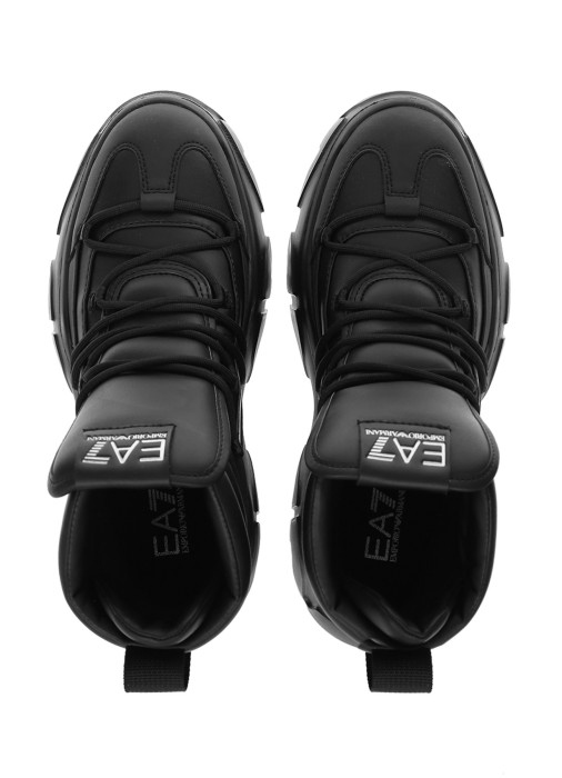 Товар черного цвета с внутренней стороны