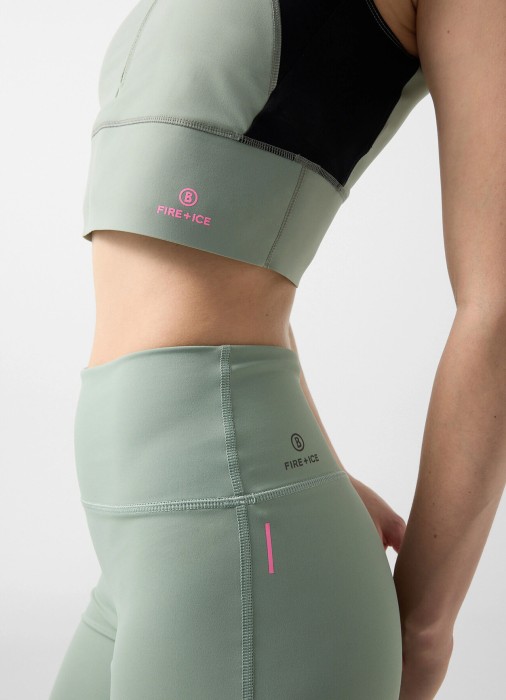 Товар зеленого цвета с внутренней стороны