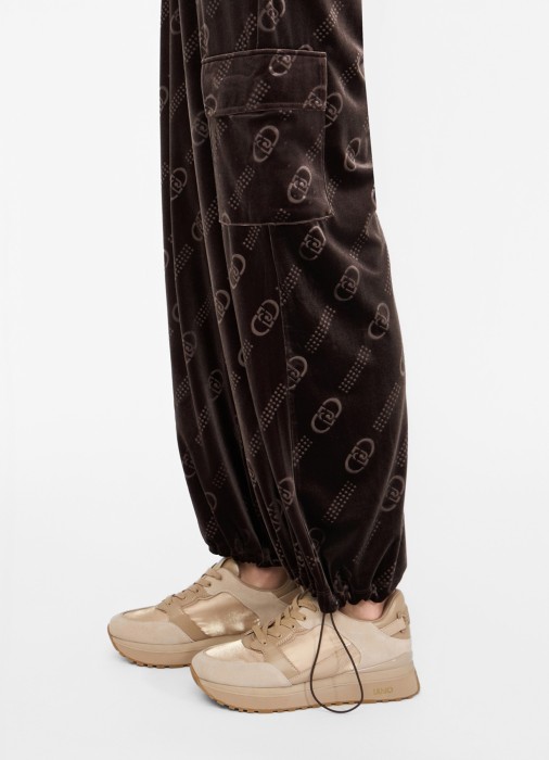 Товар коричневого цвета с внутренней стороны