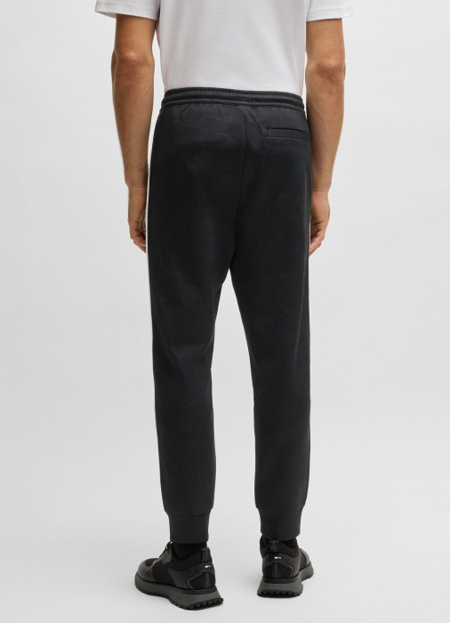 Товар черного цвета с внутренней стороны