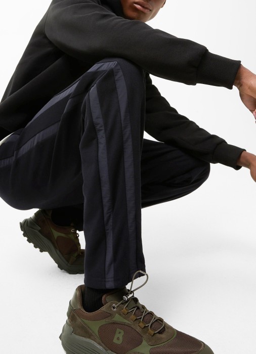 Товар черного цвета с внутренней стороны