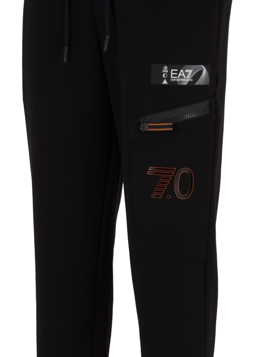 Товар черного цвета с внутренней стороны