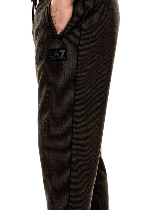 Товар черного цвета с внутренней стороны