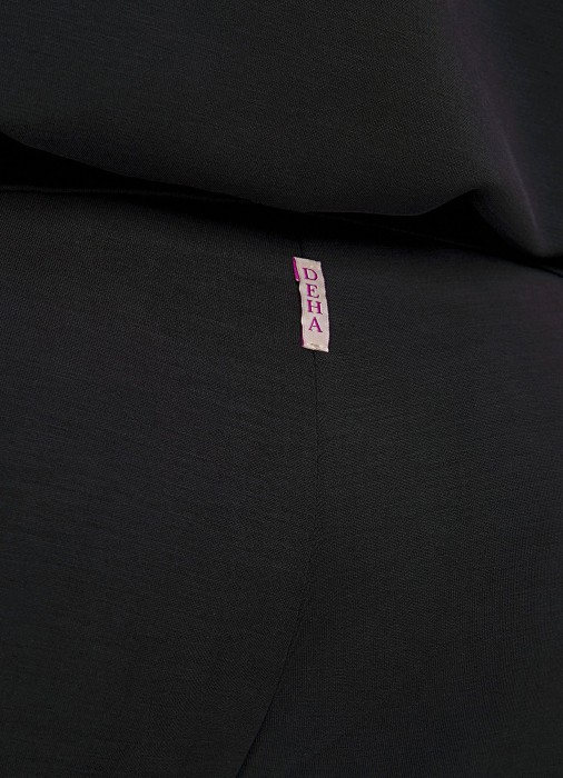 Товар черного цвета с внутренней стороны