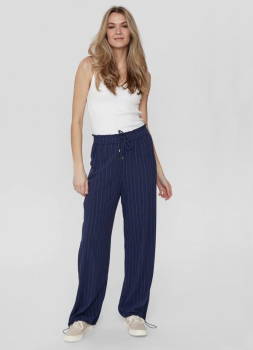 Товар синего цвета с внутренней стороны