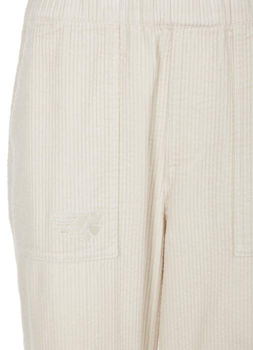 Товар бежевого цвета с внутренней стороны