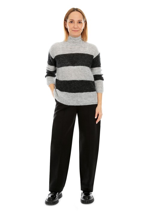 Товар черного цвета с внутренней стороны