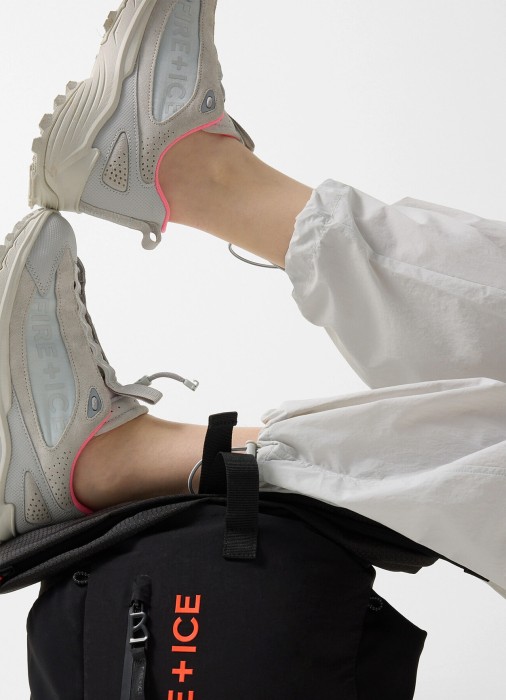 Товар серого цвета с внутренней стороны