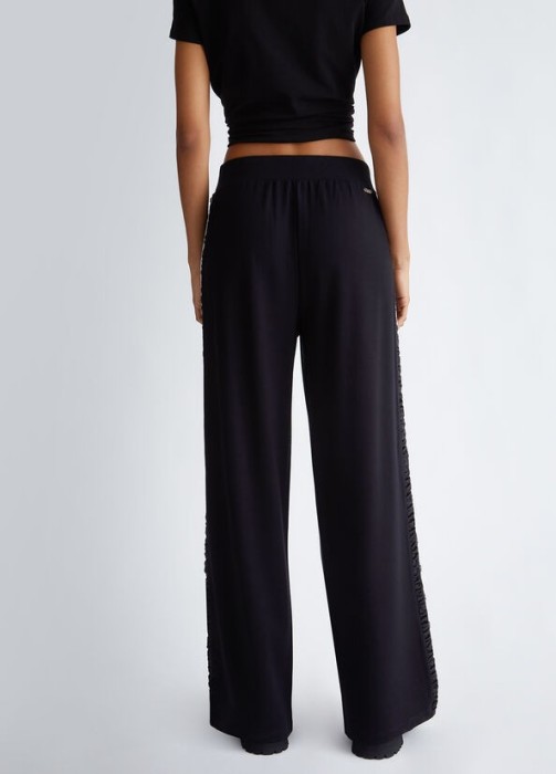 Товар черного цвета с внутренней стороны