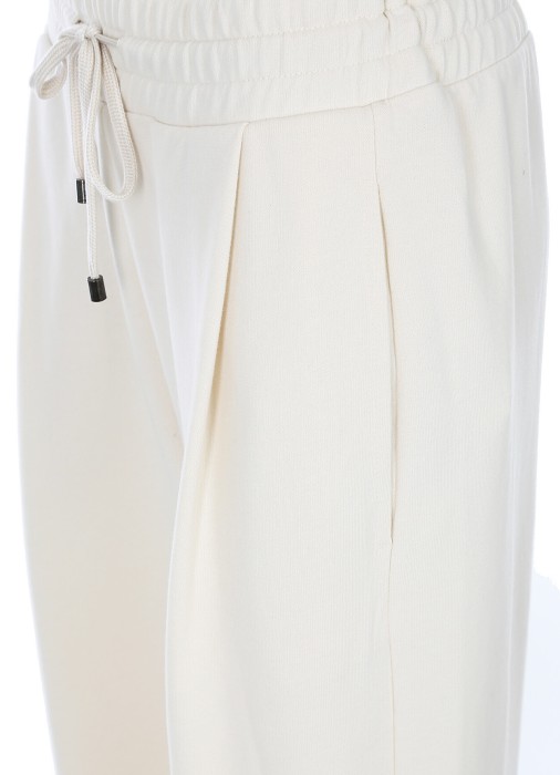 Товар бежевого цвета с внутренней стороны