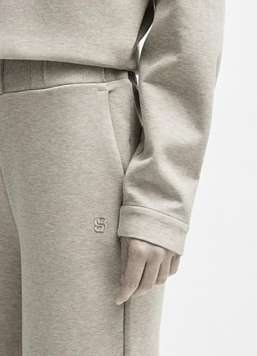 Товар бежевого цвета с внутренней стороны