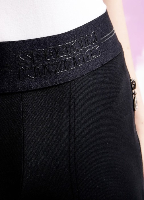 Товар черного цвета с внутренней стороны