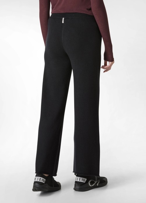 Товар черного цвета с внутренней стороны