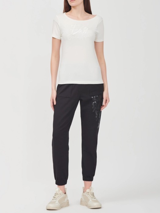 Товар черного цвета с внутренней стороны