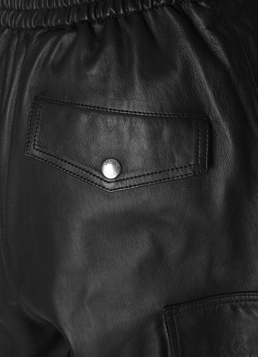 Товар черного цвета с внутренней стороны