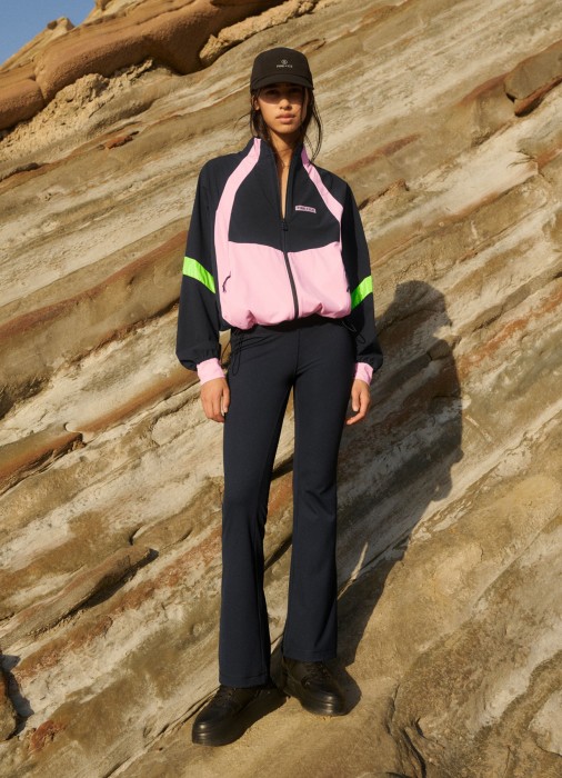 Товар черного цвета с внутренней стороны