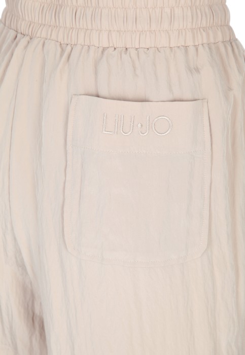 Товар бежевого цвета с внутренней стороны