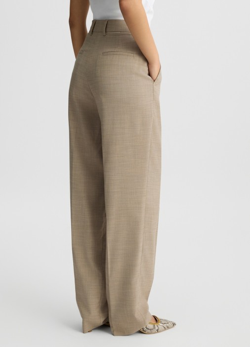 Товар бежевого цвета с внутренней стороны