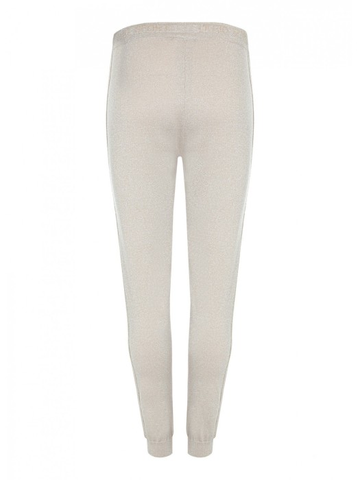 Товар бежевого цвета с внутренней стороны