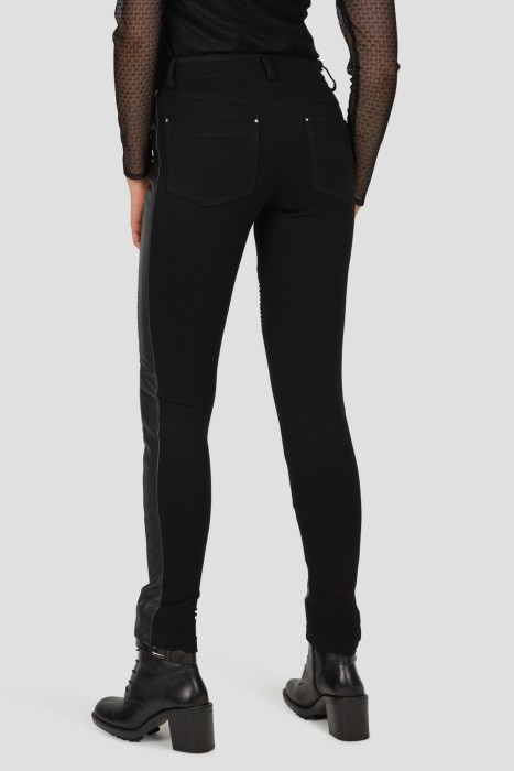 Товар черного цвета с внутренней стороны