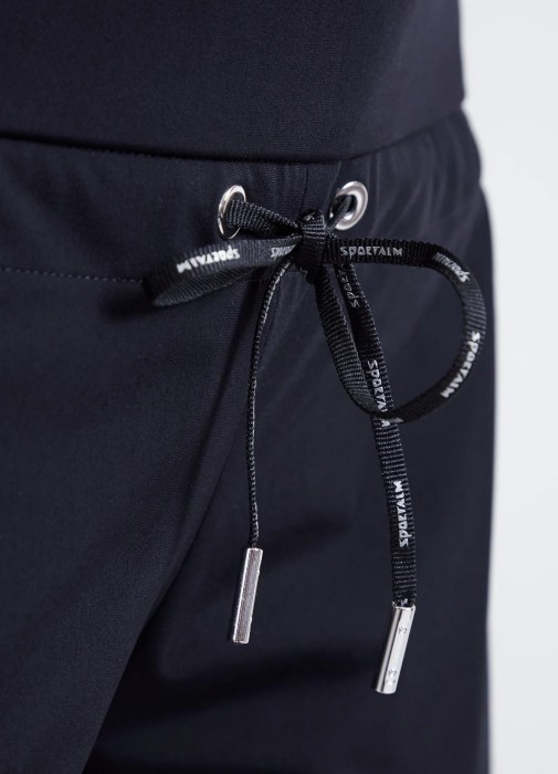 Товар черного цвета с внутренней стороны