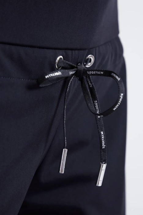 Товар черного цвета с внутренней стороны