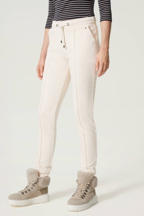 Товар белого цвета с внутренней стороны