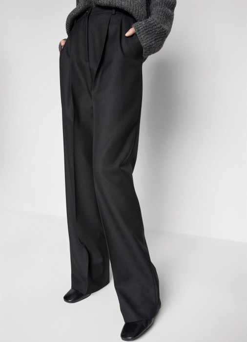 Товар черного цвета с внутренней стороны