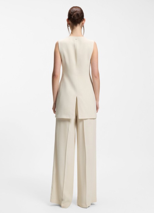 Товар бежевого цвета с внутренней стороны