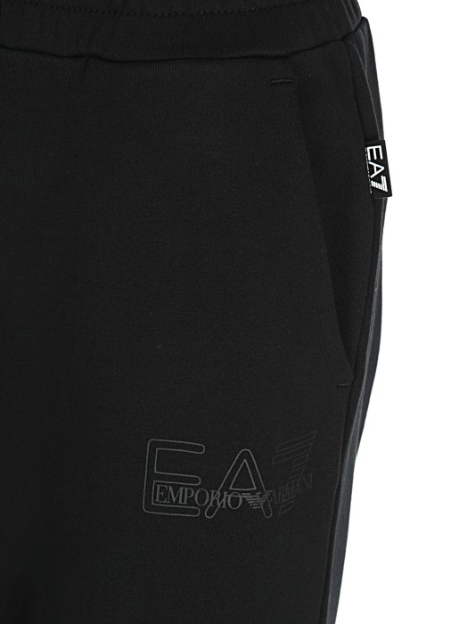 Товар черного цвета с внутренней стороны