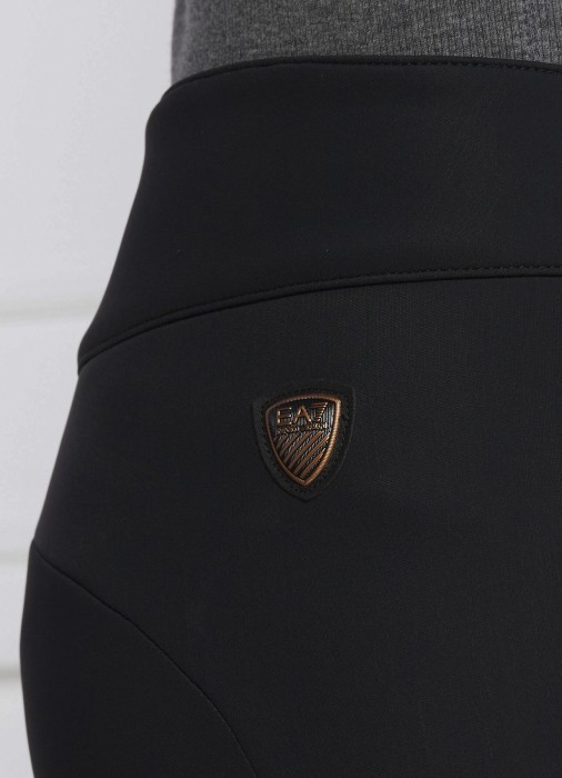 Товар черного цвета с внутренней стороны