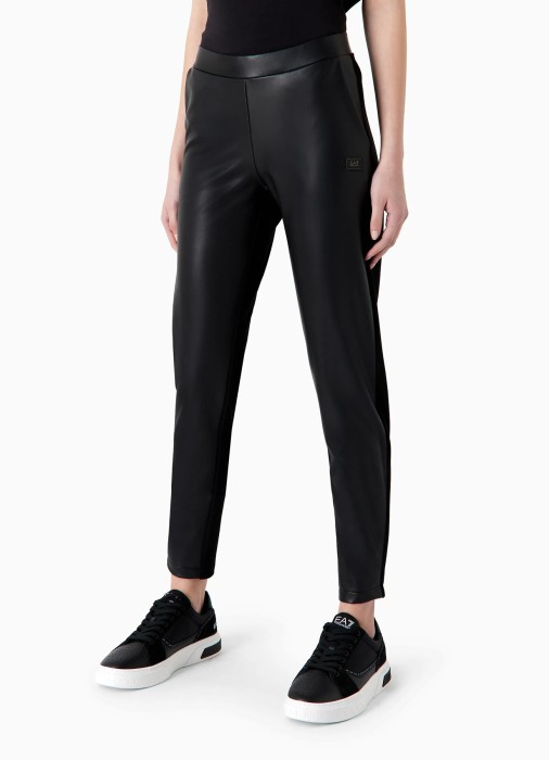 Товар черного цвета с внутренней стороны