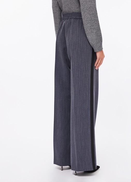 Товар синего цвета с внутренней стороны