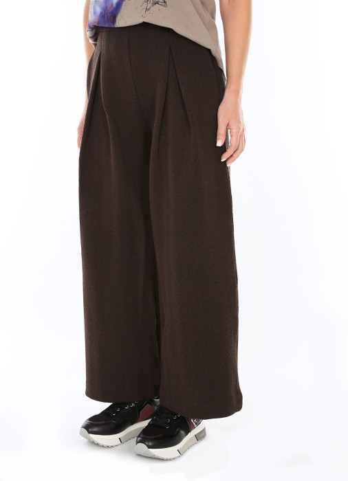 Товар коричневого цвета с внутренней стороны