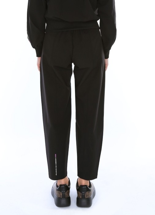 Товар черного цвета с внутренней стороны