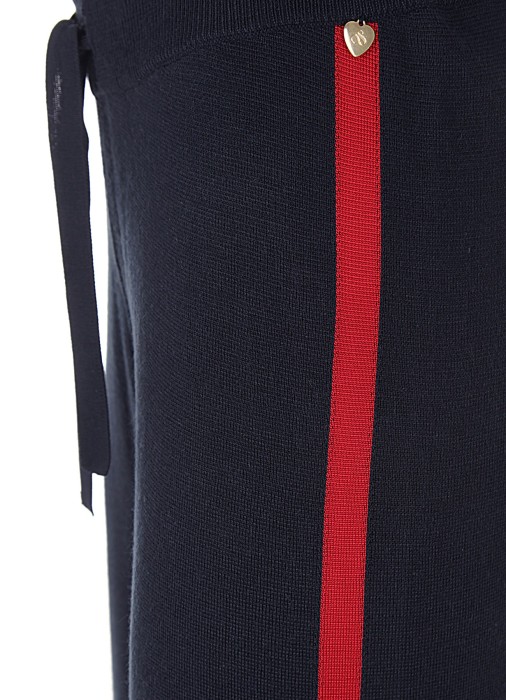 Товар синего цвета с внутренней стороны