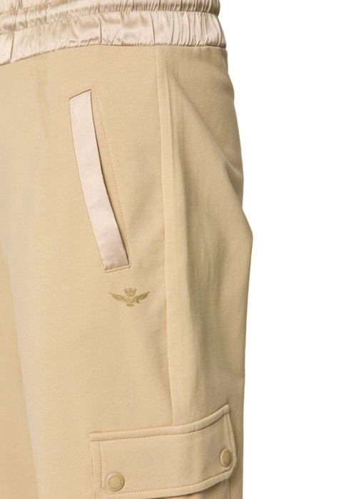 Товар черного цвета с внутренней стороны