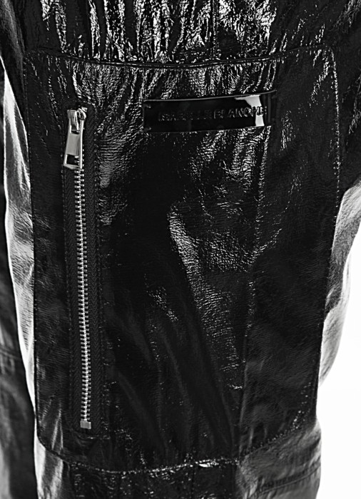 Товар черного цвета с внутренней стороны