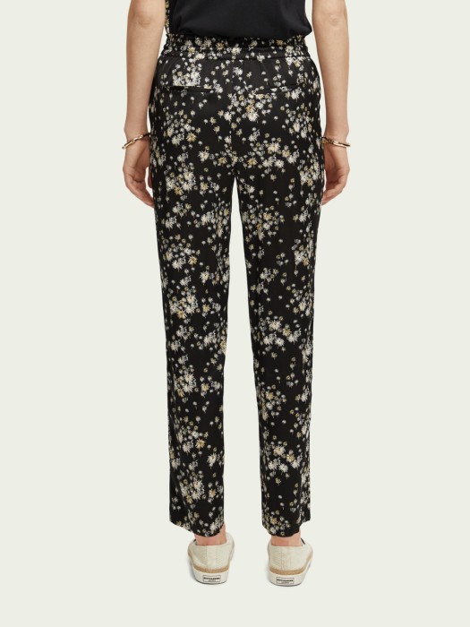 Товар черного цвета с внутренней стороны