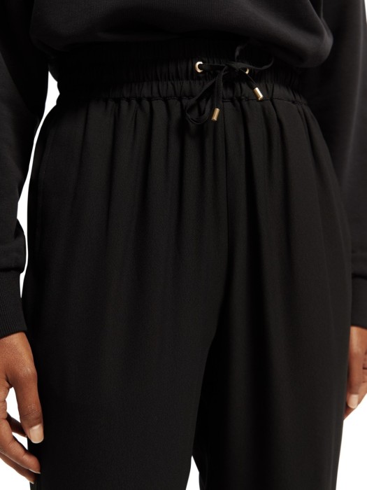 Товар черного цвета с внутренней стороны