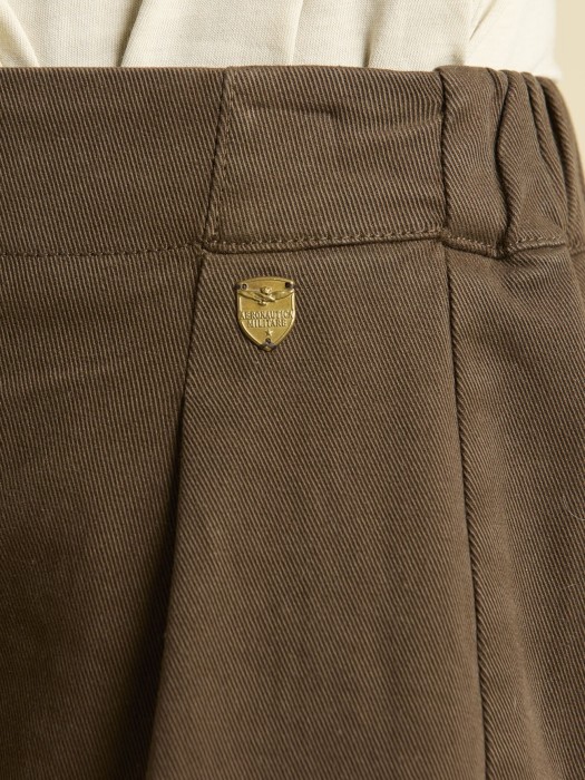 Товар коричневого цвета с внутренней стороны