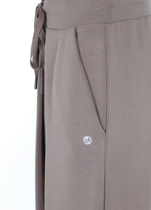 Товар коричневого цвета с внутренней стороны