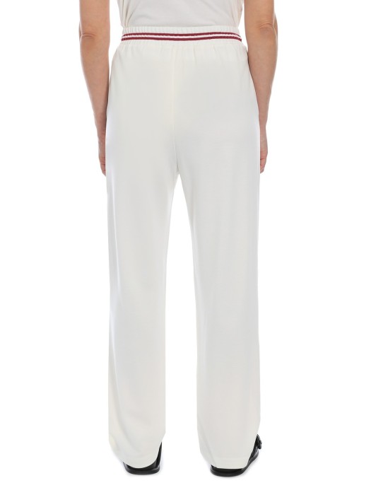 Товар белого цвета с внутренней стороны