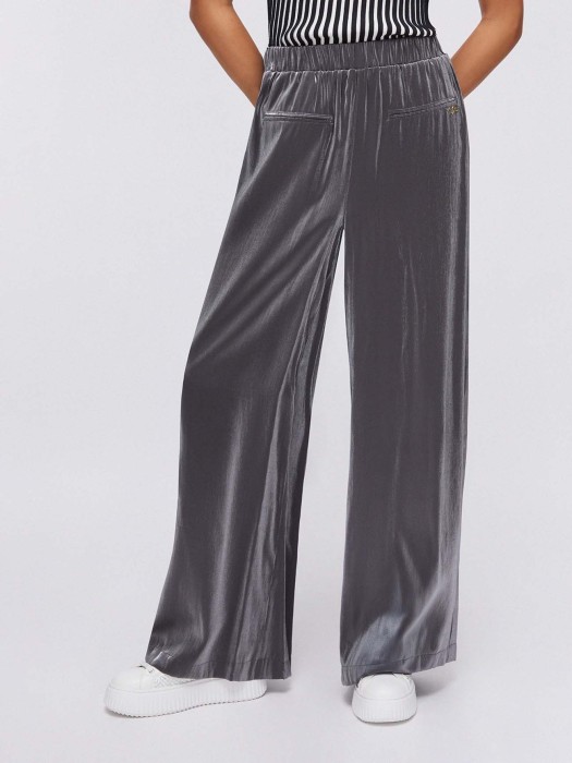 Товар серого цвета с внутренней стороны