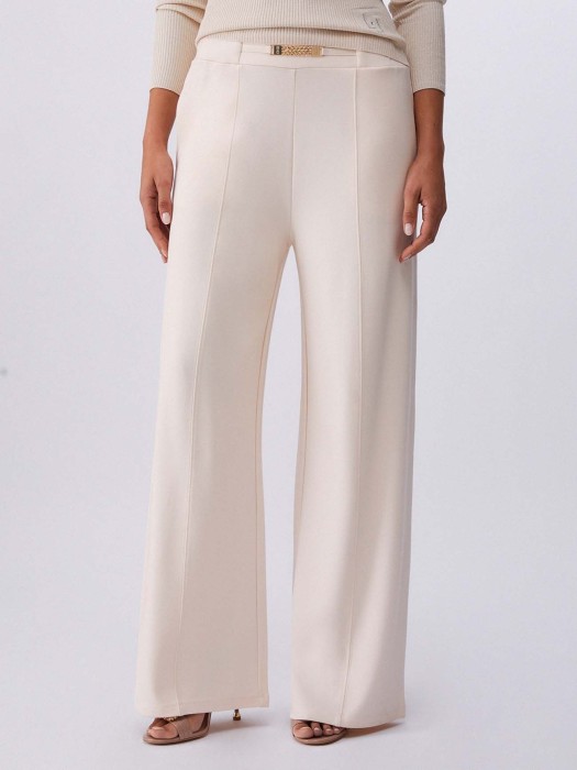 Товар бежевого цвета с внутренней стороны