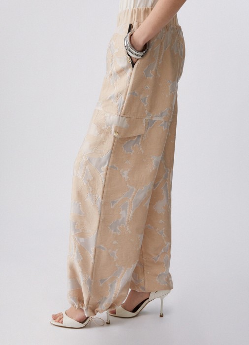 Товар бежевого цвета с внутренней стороны