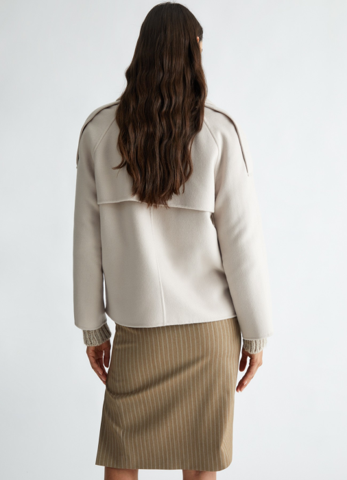 Товар бежевого цвета с внутренней стороны