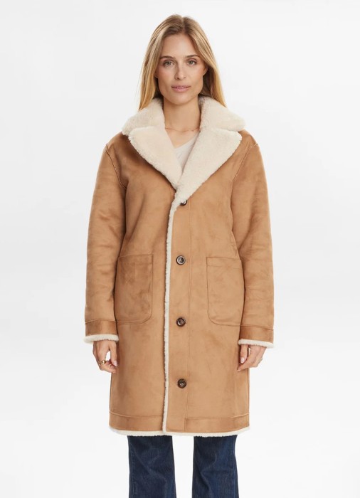 Товар бежевого цвета с внутренней стороны